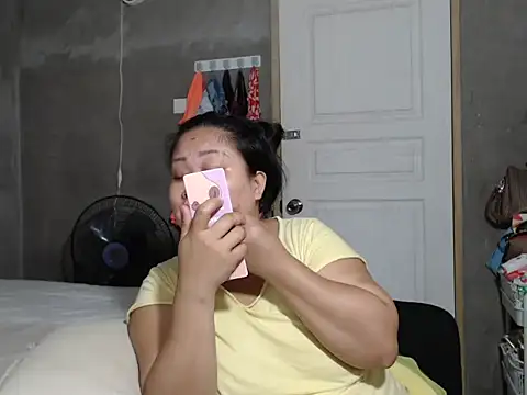 Snapshot of jengrey chatting on 12.19.25 jengrey online show from 12.19.25