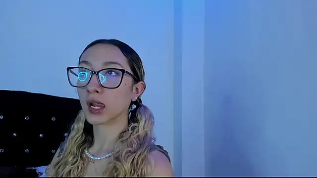 Snapshot of LauMiller chatting on 10.15.25 LauMiller online show from 10.15.25