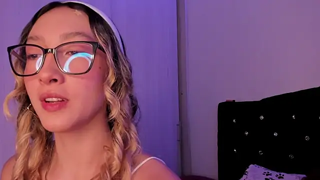 Snapshot of LauMiller chatting on 10.23.25 LauMiller online show from 10.23.25