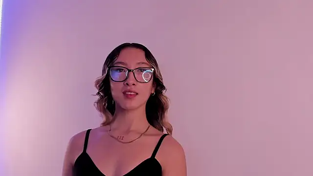 Snapshot of LauMiller chatting on 11.01.25 LauMiller online show from 11.01.25