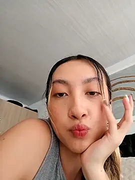 Snapshot of LauMiller chatting on 11.08.25 LauMiller online show from 11.08.25