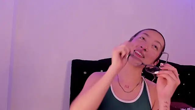 Snapshot of LauMiller chatting on 11.10.25 LauMiller online show from 11.10.25