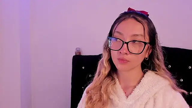 Snapshot of LauMiller chatting on 11.12.25 LauMiller online show from 11.12.25