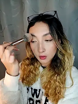 Snapshot of LauMiller chatting on 11.21.25 LauMiller online show from 11.21.25