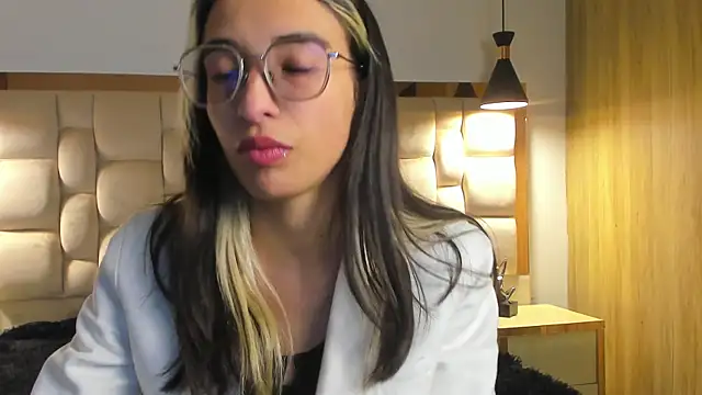 Snapshot of Emilia_Bons chatting on 09.11.25 Emilia Bons online show from 09.11.25