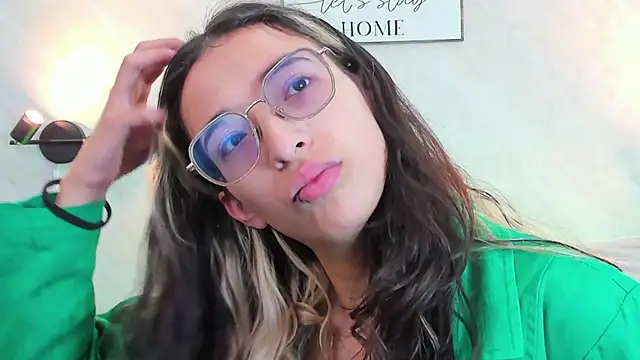 Snapshot of Emilia_Bons chatting on 09.29.25 Emilia Bons online show from 09.29.25