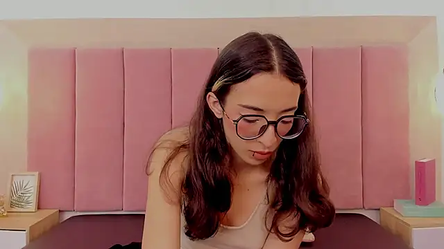 Snapshot of Emilia_Bons chatting on 11.12.25 Emilia Bons online show from 11.12.25