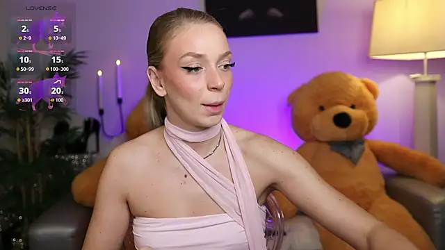 NovaHollisx online show from 12.04.25