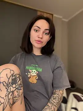 Snapshot of SaraLow chatting on 03.22.26 SaraLow online show from 03.22.26