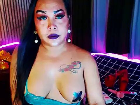 Snapshot of CumFactoryLuna chatting on 06.18.26 CumFactoryLuna online show from 06.18.26