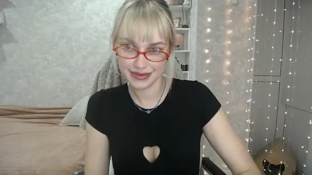 Snapshot of NickyAdamidi chatting on 09.15.25 NickyAdamidi online show from 09.15.25