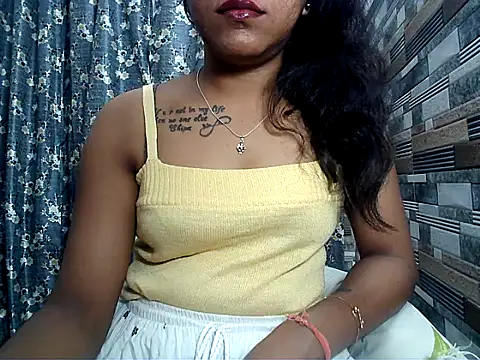 Snapshot of HOT_AARVI11 chatting on 11.08.25 HOT AARVI11 online show from 11.08.25