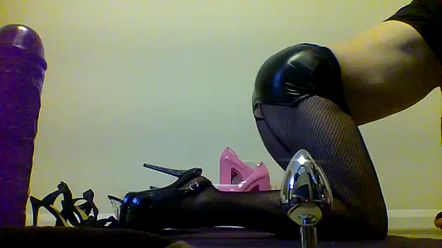 Snapshot of unforgettable_dirty_slut chatting on 11.11.25 unforgettable dirty slut online show from 11.11.25