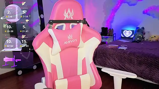 Snapshot of larah_uwu chatting on 11.17.25 larah uwu online show from 11.17.25