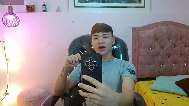 Snapshot of nathanclay chatting on 11.08.25 nathanclay online show from 11.08.25