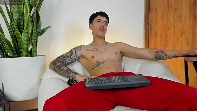 Snapshot of sebas__w01 chatting on 11.18.25 sebas w01 online show from 11.18.25