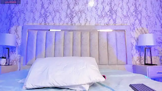 Snapshot of AlaiaMoretti chatting on 10.26.25 AlaiaMoretti online show from 10.26.25