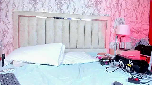 Snapshot of AlaiaMoretti chatting on 11.25.25 AlaiaMoretti online show from 11.25.25