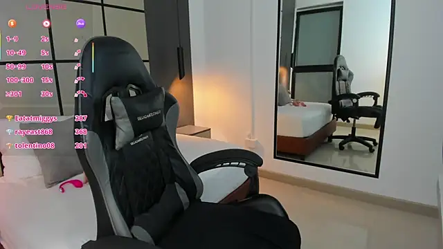 Snapshot of dana_daree chatting on 11.15.25 dana daree online show from 11.15.25