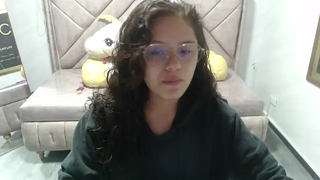 Snapshot of Velvet_Moon_V chatting on 10.29.25 Velvet Moon V online show from 10.29.25