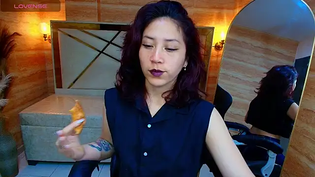 Snapshot of valentina_r_ chatting on 12.04.25 valentina r online show from 12.04.25