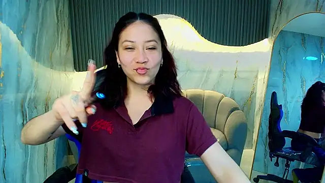 Snapshot of valentina_r_ chatting on 12.18.25 valentina r online show from 12.18.25