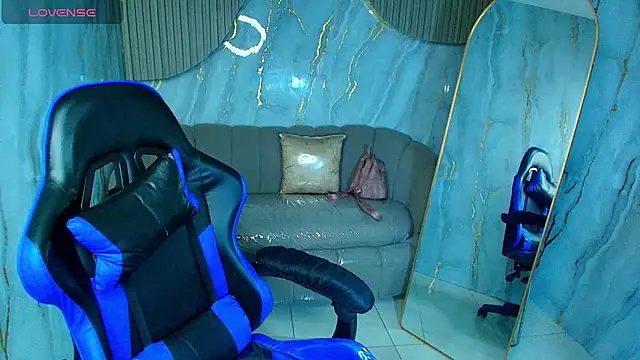 Snapshot of valentina_r_ chatting on 12.20.25 valentina r online show from 12.20.25