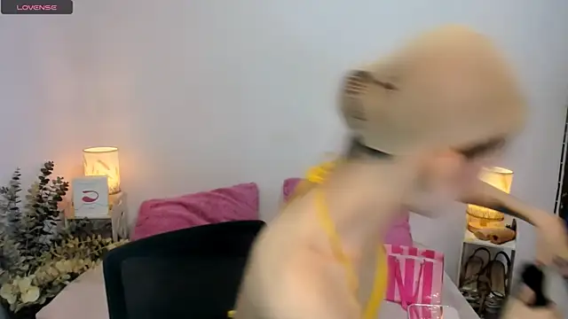 Snapshot of tsmokemachine chatting on 10.30.25 tsmokemachine online show from 10.30.25