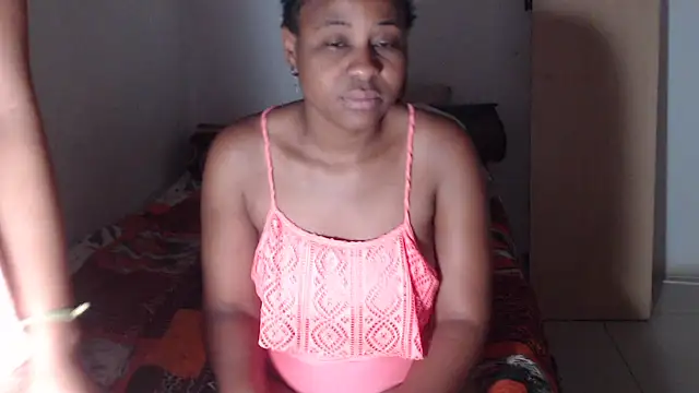 Snapshot of EssenceLovers chatting on 10.31.25 EssenceLovers online show from 10.31.25