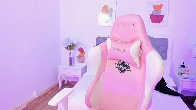 Snapshot of Shaleena_ chatting on 10.25.25 Shaleena online show from 10.25.25