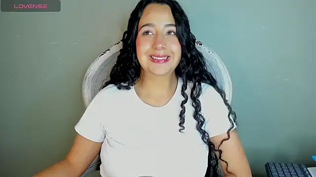 Snapshot of BellaSwwan chatting on 10.16.25 BellaSwwan online show from 10.16.25