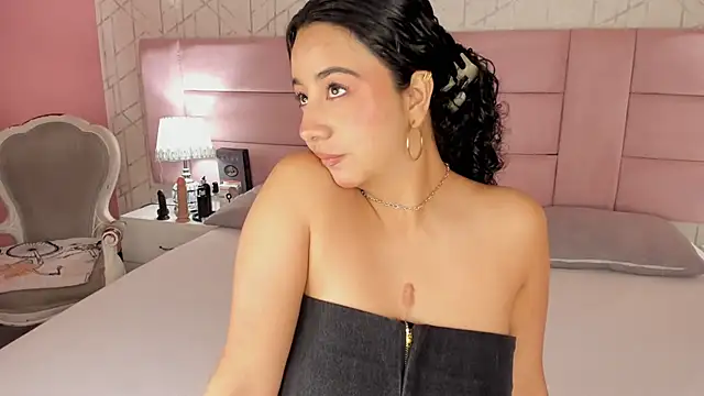 Snapshot of BellaSwwan chatting on 11.29.25 BellaSwwan online show from 11.29.25