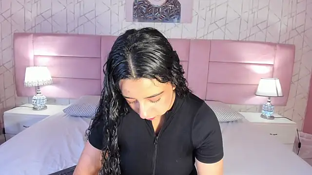 Snapshot of BellaSwwan chatting on 12.17.25 BellaSwwan online show from 12.17.25