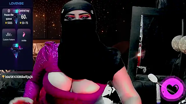 Snapshot of SultanaLayla chatting on 11.29.25 SultanaLayla online show from 11.29.25