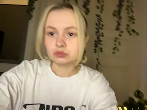 Snapshot of MoonIvy_ chatting on 07.10.26 MoonIvy online show from 07.10.26