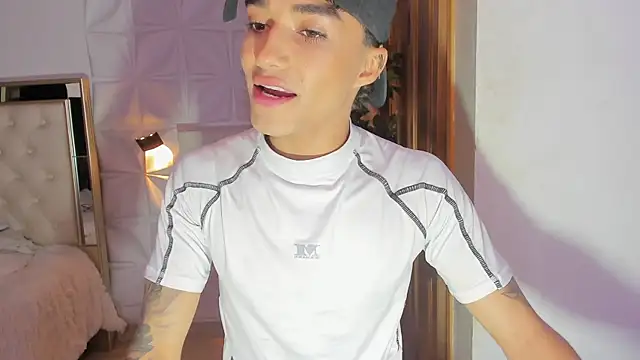 Snapshot of Wyatt_Rose chatting on 11.27.25 Wyatt Rose online show from 11.27.25