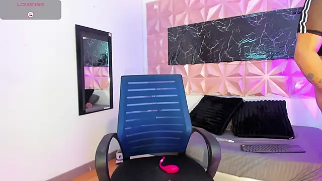 Snapshot of Scarlet_fx chatting on 11.24.25 Scarlet fx online show from 11.24.25