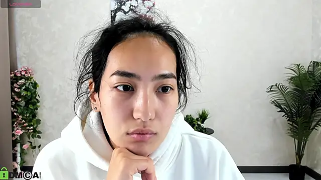 Snapshot of FlirtyAura chatting on 10.06.25 FlirtyAura online show from 10.06.25