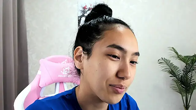 Snapshot of FlirtyAura chatting on 11.11.25 FlirtyAura online show from 11.11.25