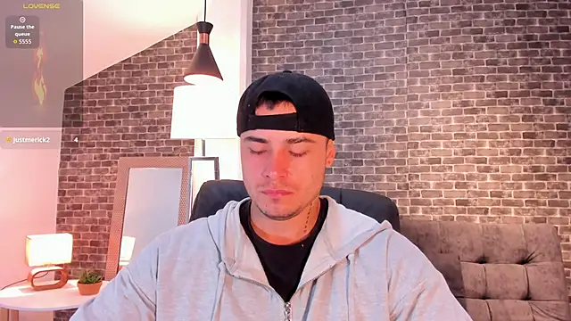 Snapshot of connorsmiith chatting on 10.13.25 connorsmiith online show from 10.13.25