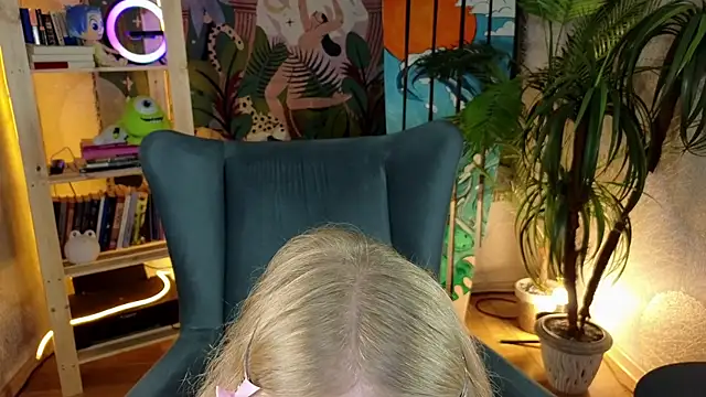 Snapshot of BarbieRichy chatting on 09.18.25 BarbieRichy online show from 09.18.25