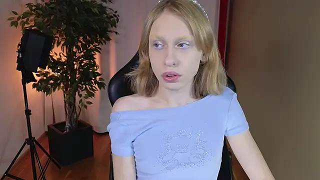 Snapshot of BarbieRichy chatting on 10.16.25 BarbieRichy online show from 10.16.25