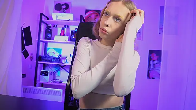 Snapshot of BarbieRichy chatting on 10.18.25 BarbieRichy online show from 10.18.25