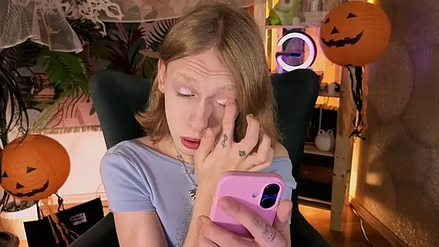 Snapshot of BarbieRichy chatting on 10.31.25 BarbieRichy online show from 10.31.25