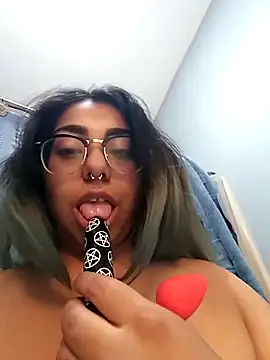 Snapshot of Lovelyrainn chatting on 09.19.25 Lovelyrainn online show from 09.19.25