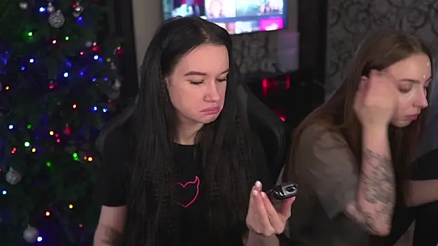 Snapshot of lis_silver chatting on 12.19.25 lis silver online show from 12.19.25