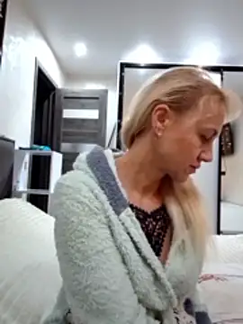 Snapshot of KissMiSveet chatting on 12.21.25 KissMiSveet online show from 12.21.25