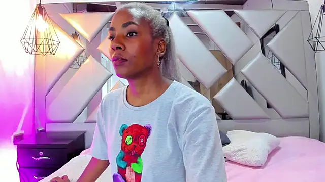 Snapshot of Lorenn_Hill chatting on 09.28.25 Lorenn Hill online show from 09.28.25