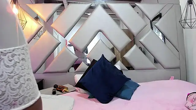 Snapshot of Lorenn_Hill chatting on 10.01.25 Lorenn Hill online show from 10.01.25