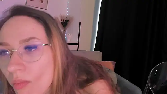 Snapshot of EvaBllake chatting on 10.27.25 EvaBllake online show from 10.27.25